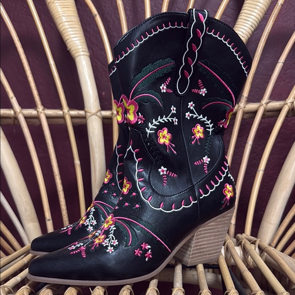 Amber Embroidered Boots Wide Width - Picture 5 of 8